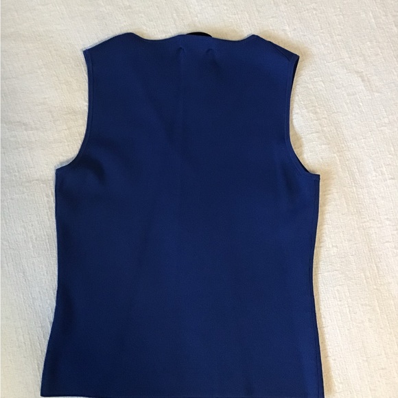 Cable & Gauge dark blue fitting sleeveless top. Size medium. Stretchy fabric - Picture 2 of 3